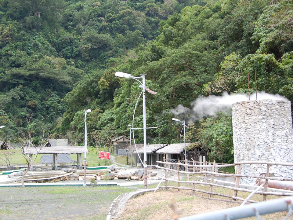 金峰溫泉：溪畔冒著蒸氣的溫泉區