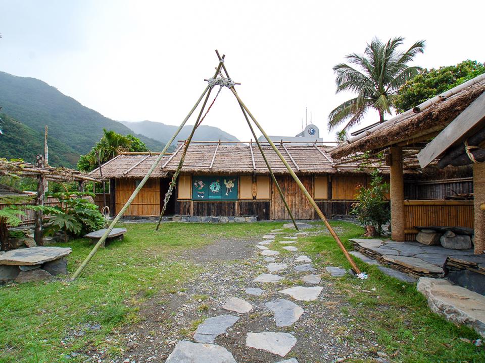 嘉蘭村部落廣場：帳篷造型的木屋與石板路