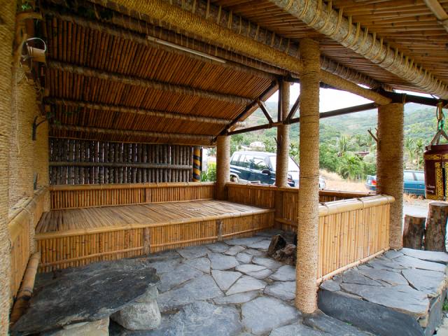 嘉蘭村部落廣場:竹構涼亭與石桌